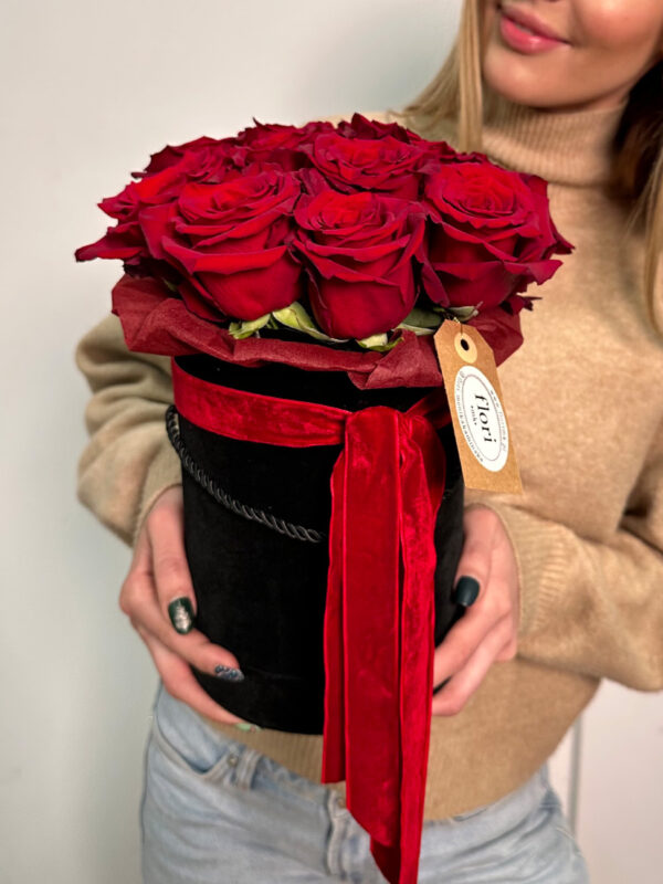 czerwone róże flowerbox